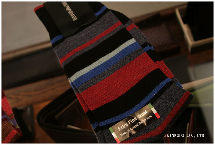 イタリアの糸で織った日本製のソックス。EMPORIO ARMANIボーダー