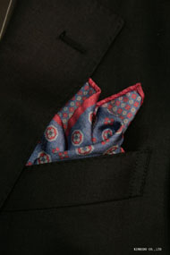 大小の小紋のリバーシブルポケットチーフ赤の縁取りがポイント。　イタリア老舗ネクタイメーカーALBENIアルベニ社製