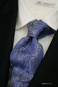 繊細で大柄のペイズリー柄のジャガード織りのブルーのタイ　イタリア老舗メーカーALBENIアルベニ社製