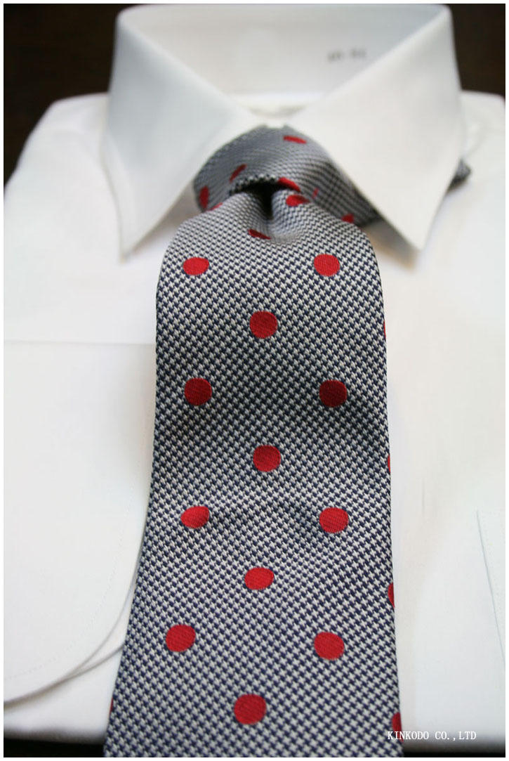 イタリア製生地をグレーの千鳥格子ベースに赤色のドット柄のネクタイ