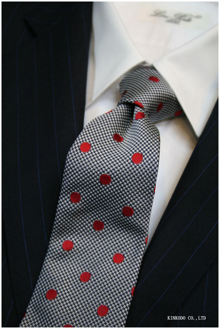 イタリア製生地をグレーの千鳥格子ベースに赤色のドット柄のネクタイ