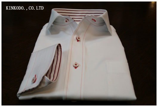 赤い縫い糸のシャツ