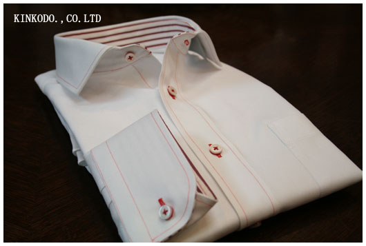 赤い縫い糸のシャツ