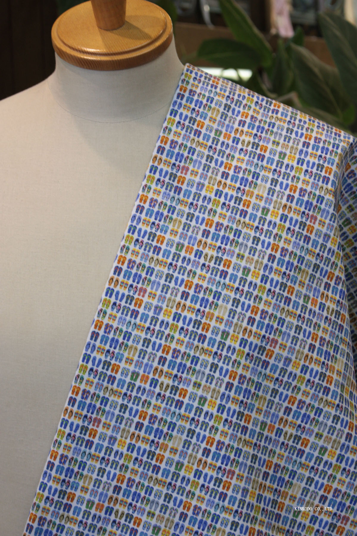 NO-M2545 遊び心あふれるビーチサンダルモチーフのプリント生地 TEXTA テキスタ社製生地 綿100%