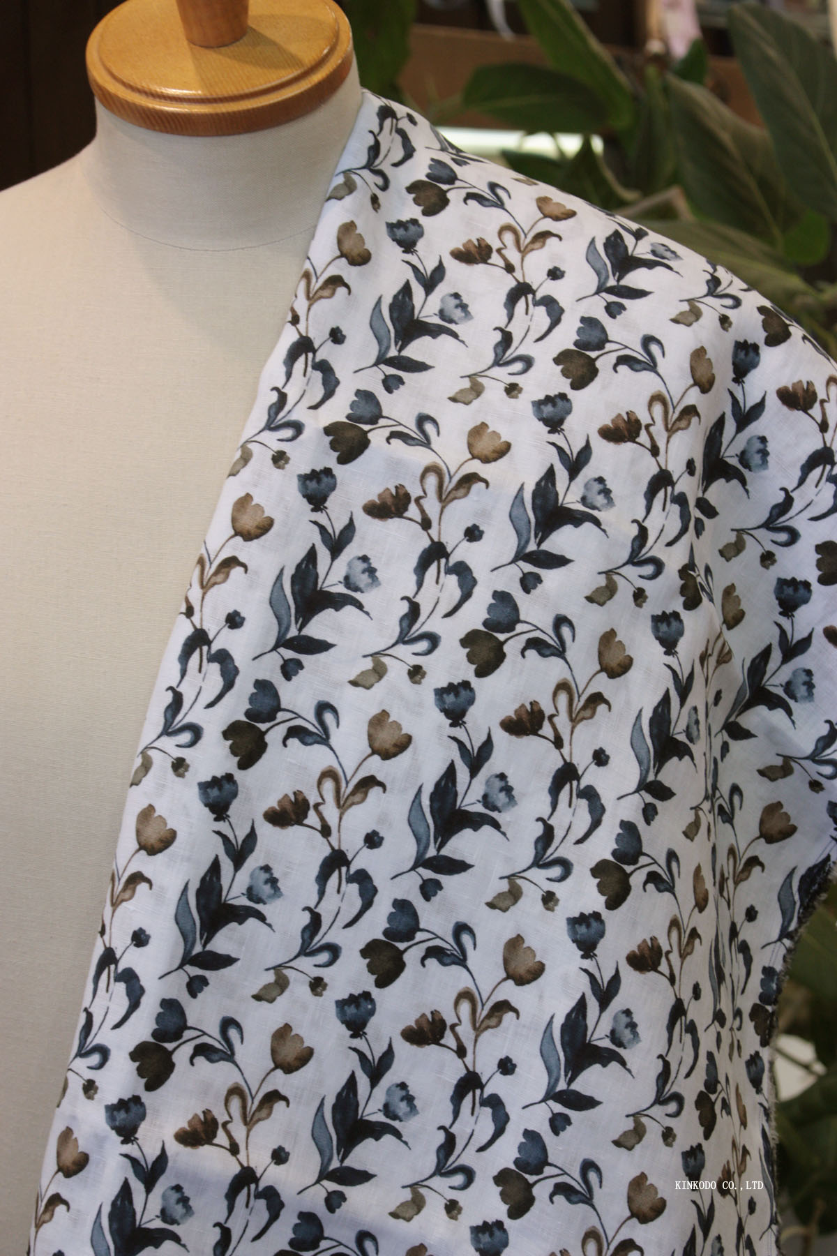 NO-M2548　落ち着いた配色ネイビー×ブラウンのボタニカルプリントリネン　TEXTA　テキスタ社製生地　綿100％