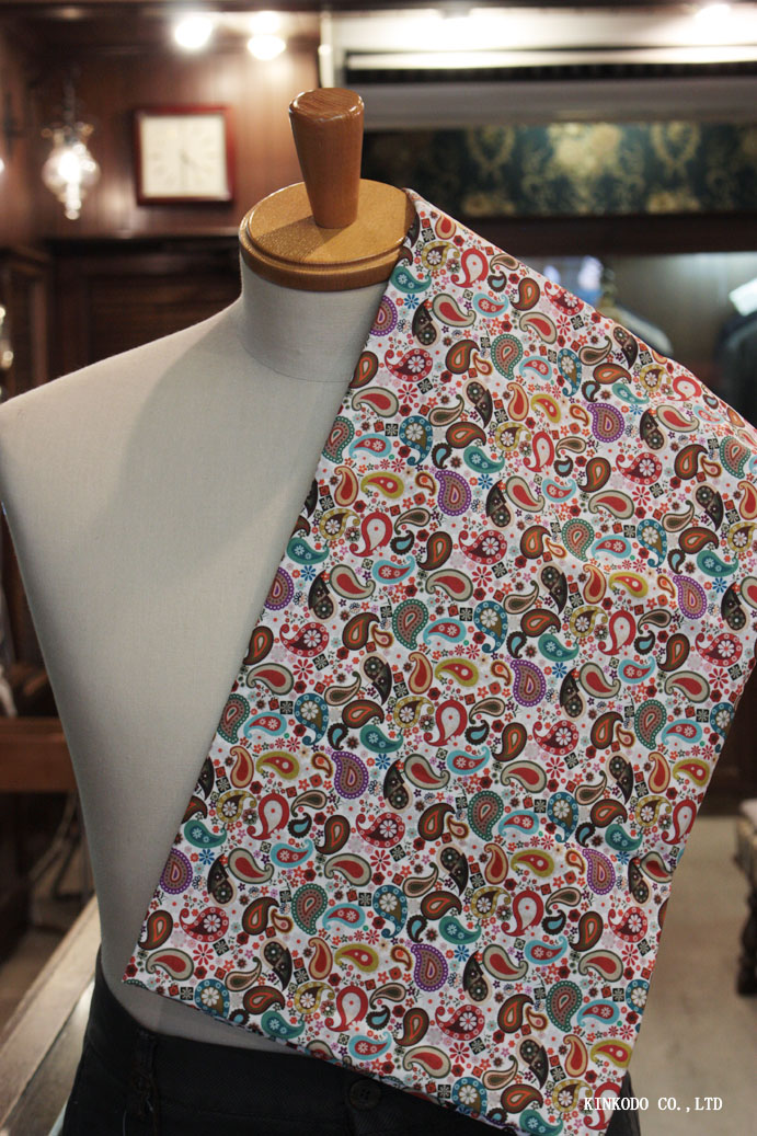 花柄総刺繍色使いが素晴らしい黒のコントラスト用途多彩な帯 古い