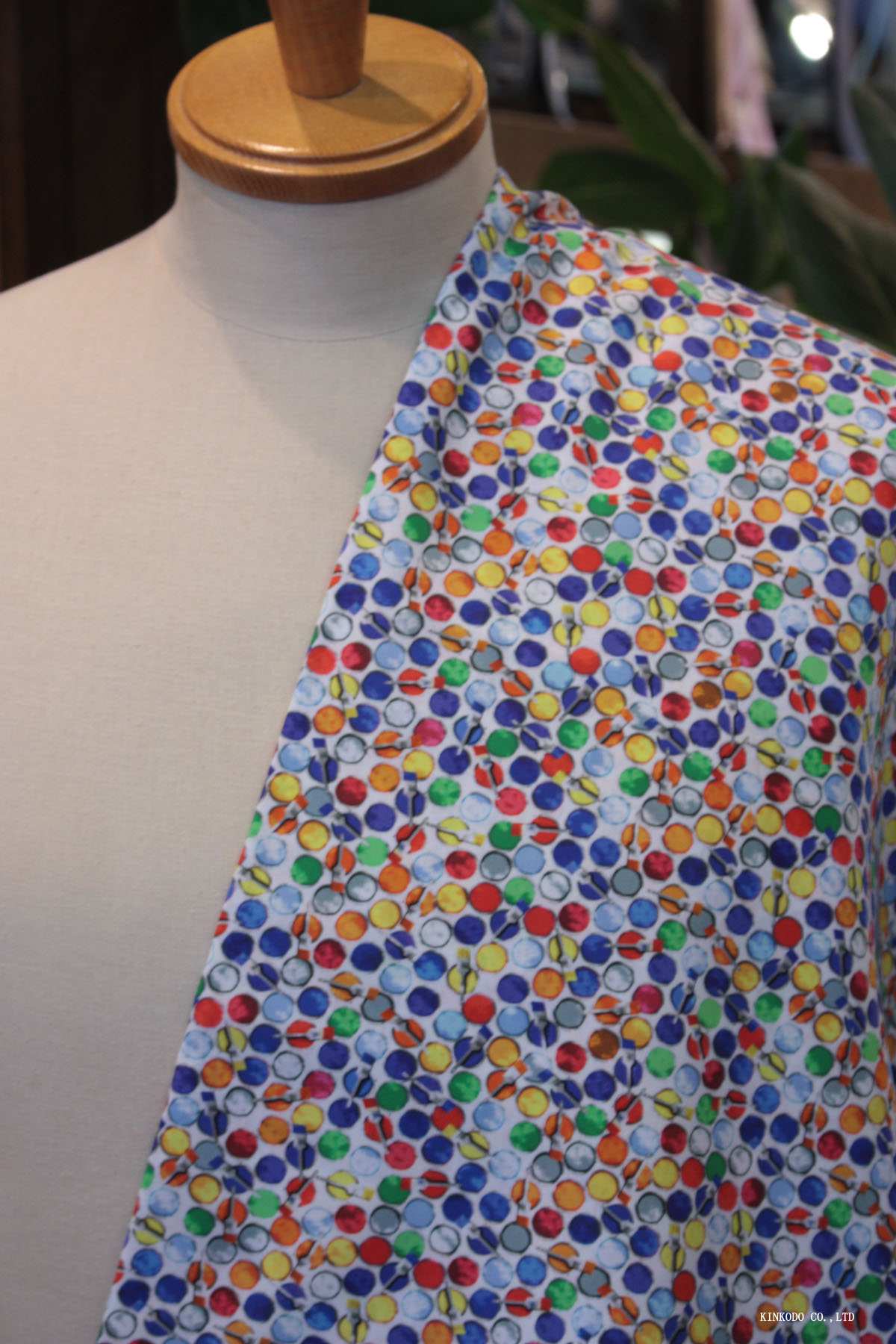 NO-10558388　絵の具缶と筆を散りばめたアート調プリント生地　TEXTA　テキスタ社製生地　綿100％