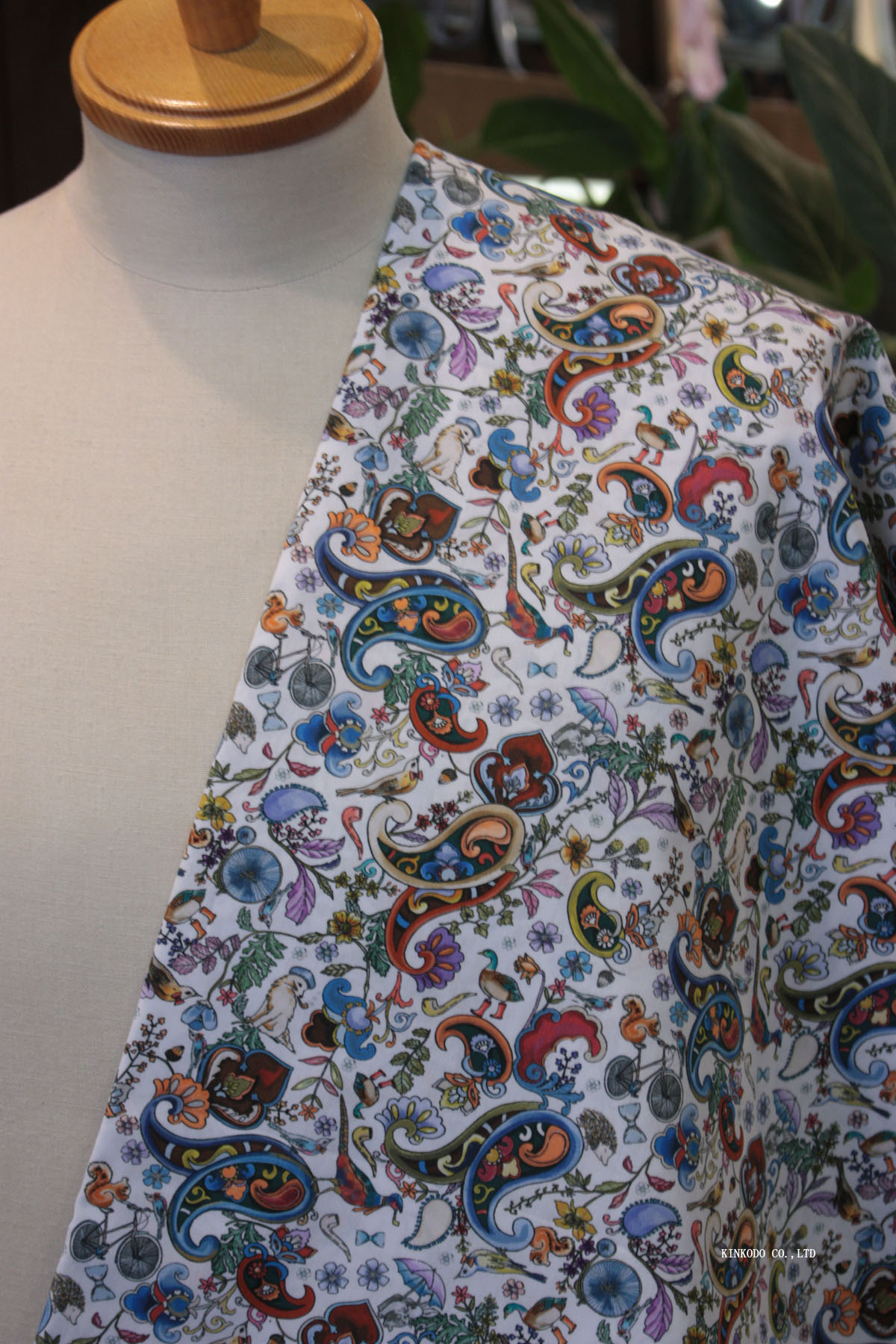 NO-10558395　幻想的なペイズリーボタニカルプリント生地　TEXTA　テキスタ社製生地　綿100％