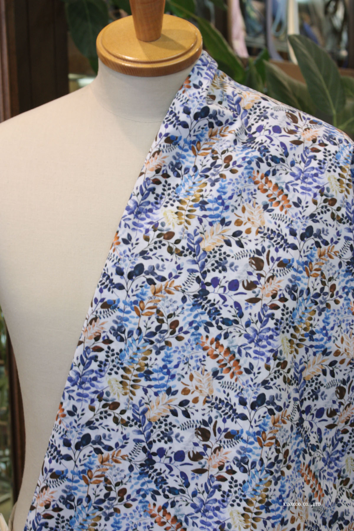 NO-10558388　絵の具缶と筆を散りばめたアート調プリント生地　TEXTA　テキスタ社製生地　綿100％