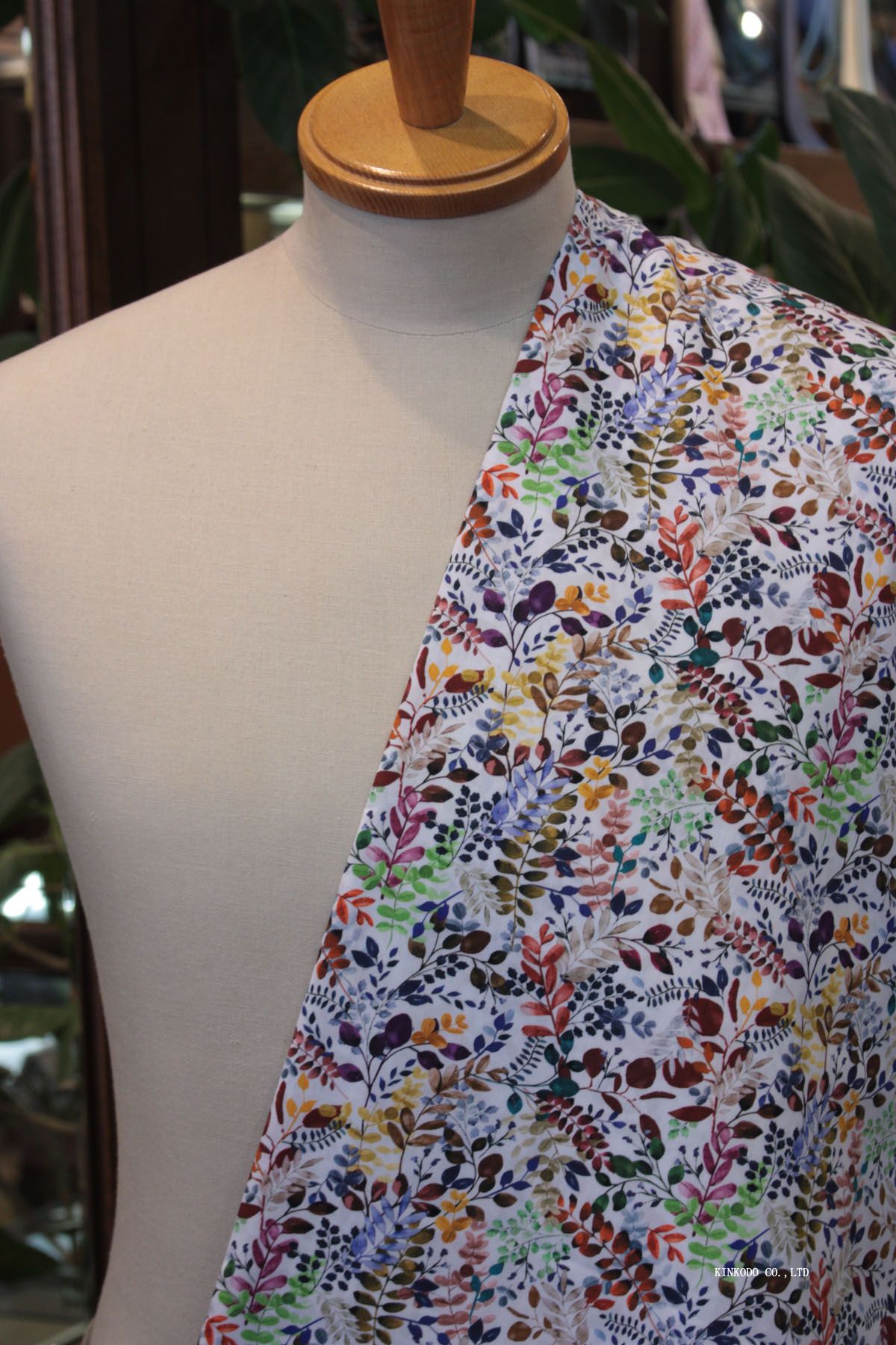 NO-10558398 暖色を効かせたマルチカラーのリーフプリント TEXTA テキスタ社製生地 綿100%